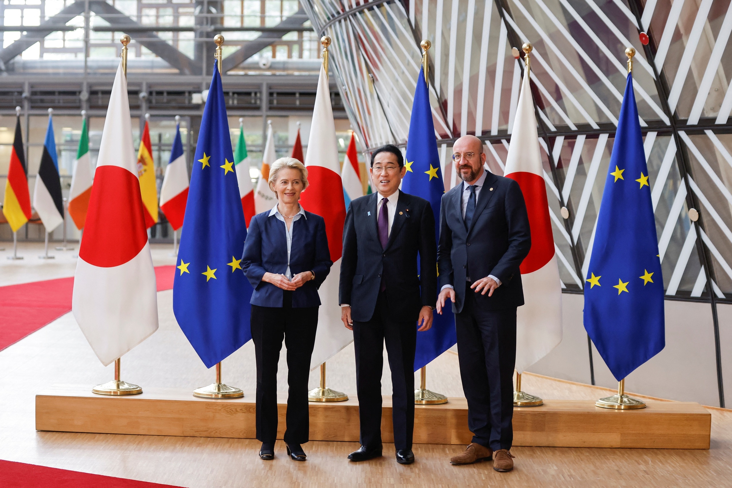 EU tính đường hợp tác công nghiệp quốc phòng Nhật Bản, Hàn Quốc- Ảnh 1.
