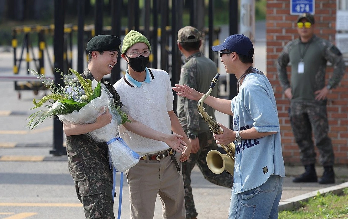 Jin (bìa trái) vui mừng khi hội ngộ cùng với các thành viên BTS - Ảnh: Yonhap News