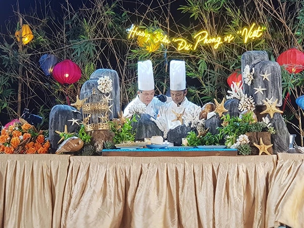 Các đầu bếp hàng đầu Việt Nam công diễn ẩm thực tại gala ở Furama Resort Đà Nẵng tối 19/6.