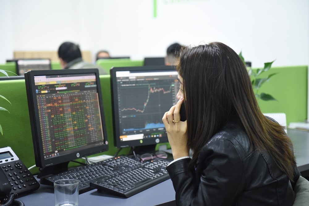 Gần 1,2 tỉ USD giao dịch cổ phiếu, VN-Index chạm mức 1.280 điểm- Ảnh 1.