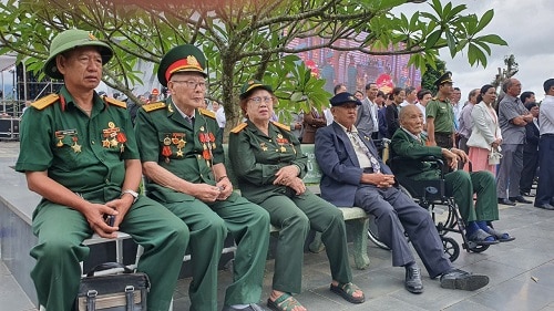 Các cựu binh, thanh niên xung phong tham dự lễ kỷ niệm. Ảnh: Minh Trí 