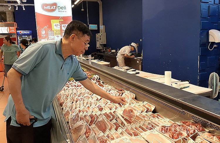 người tiêu dùng mua thịt heo tại siêu thị WinMart Thăng Long