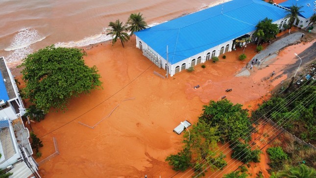 Vụ lũ cát đỏ ở Mũi Né: Giám đốc Sở Xây dựng Bình Thuận nói gì? ảnh 1