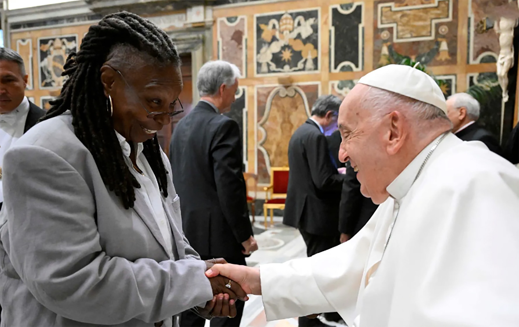 Pope Francis meets Whoopi Goldberg and many other comedians at the Vatican  - Vietnam.vn