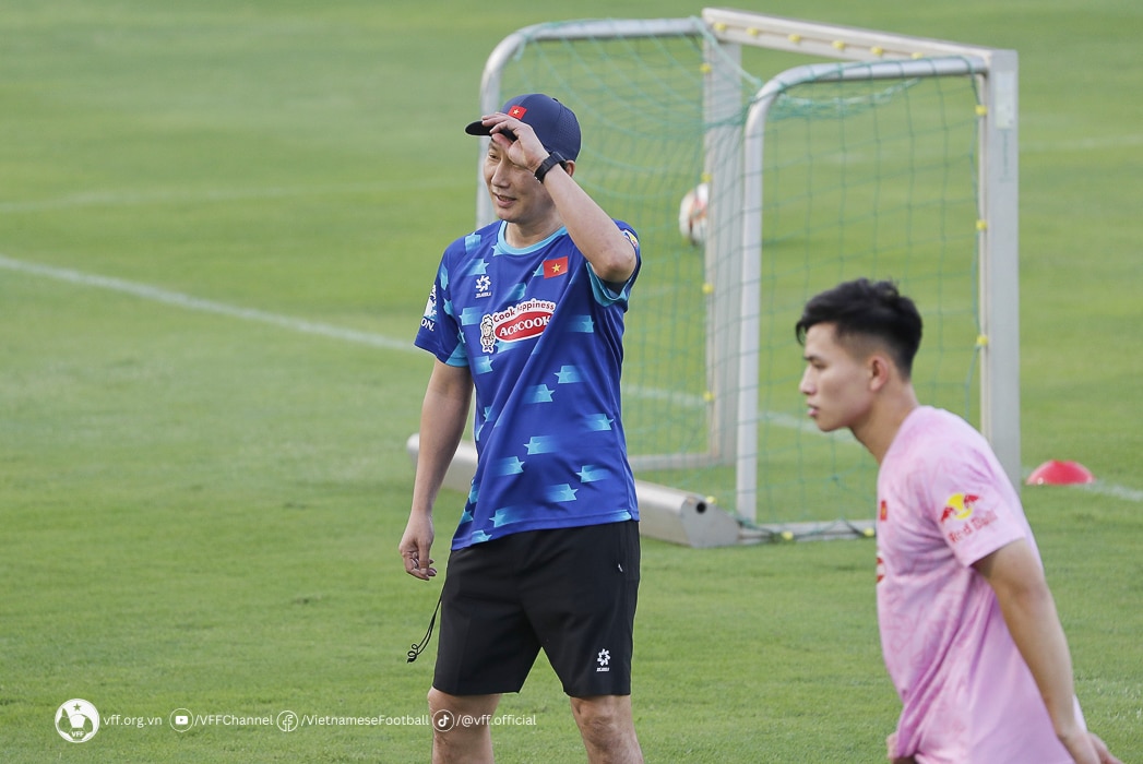 HLV Kim Sang-sik bất ngờ với cầu thủ Việt Nam, khó chọn Nguyễn Filip hay Văn Lâm- Ảnh 2.
