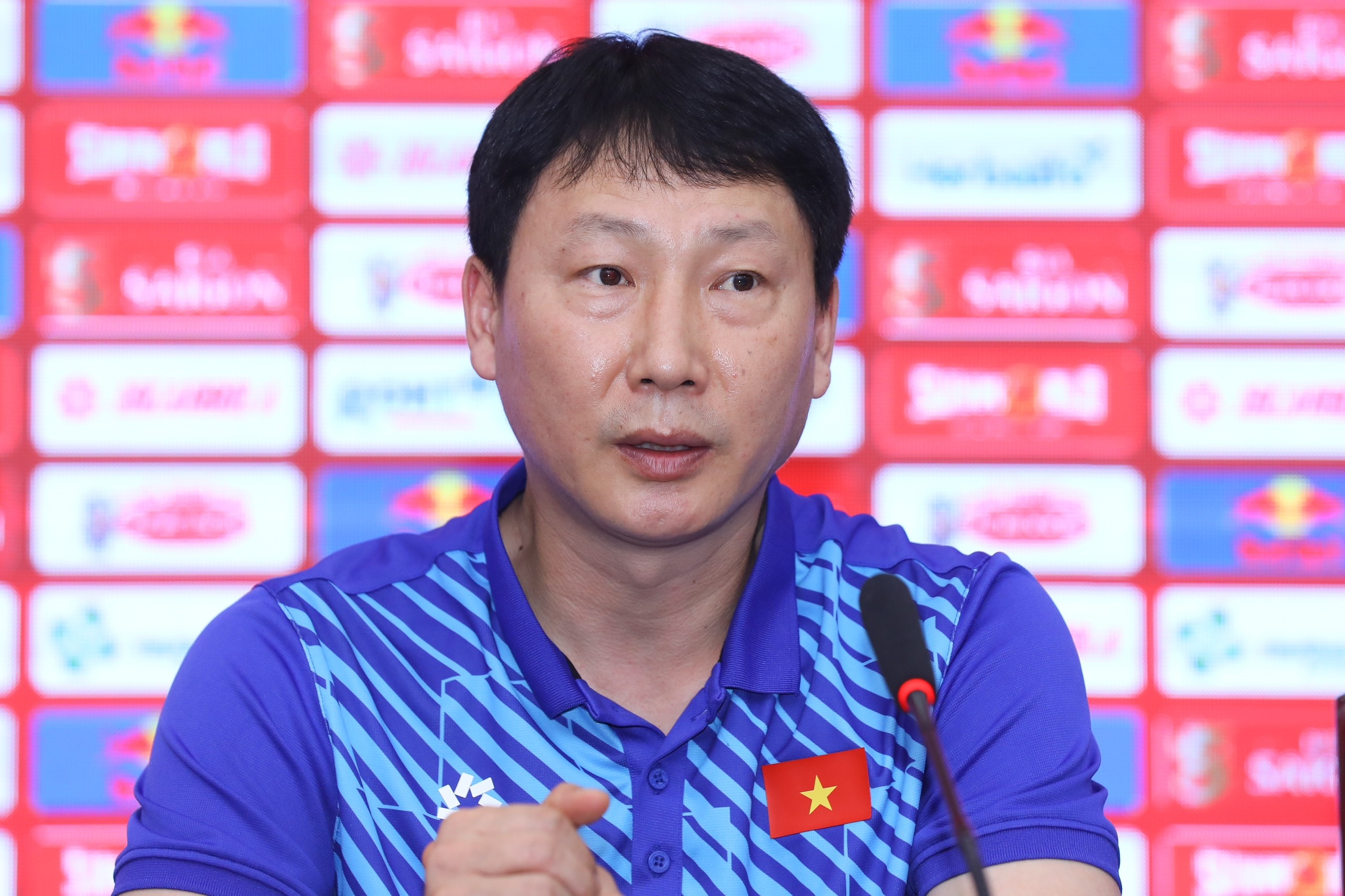 HLV Kim Sang-sik bất ngờ với cầu thủ Việt Nam, khó chọn Nguyễn Filip hay Văn Lâm- Ảnh 1.