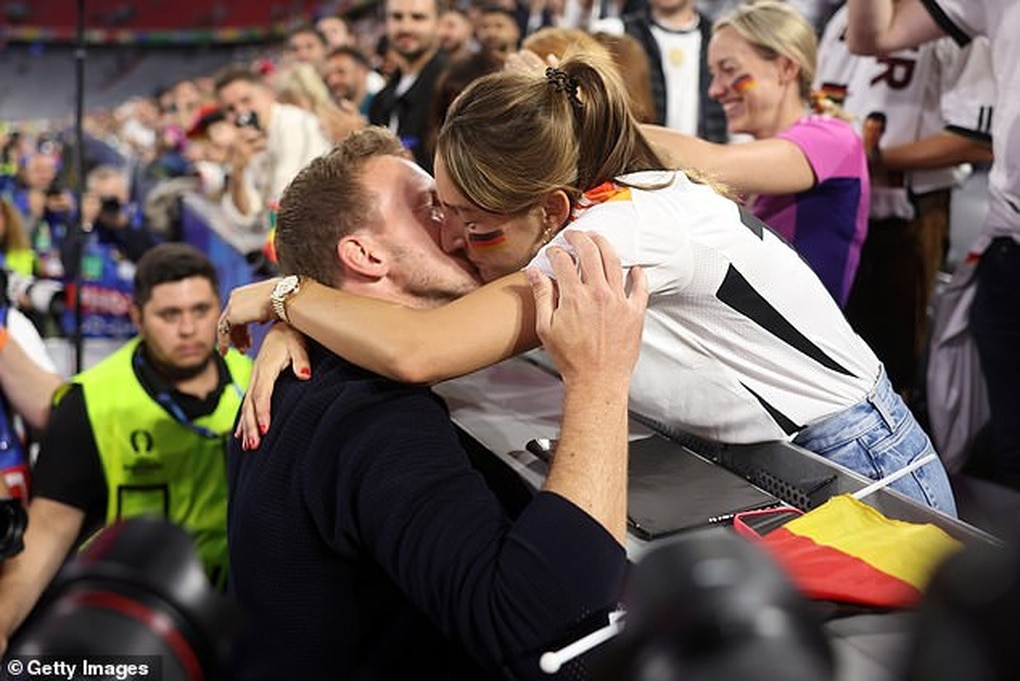 HLV đội tuyển Đức khóa môi ngọt ngào với bạn gái phóng viên - 1