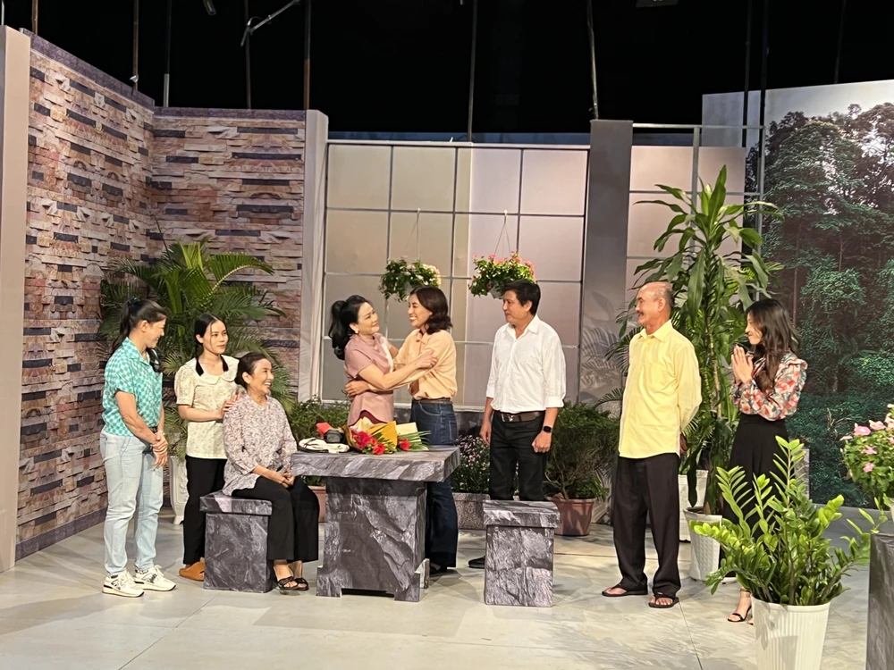 Vở kịch "Mãi một tình yêu" được phát sóng trên kênh HTV9 vào lúc 21 giờ ngày 21-6. Ảnh: BẢO LÂM