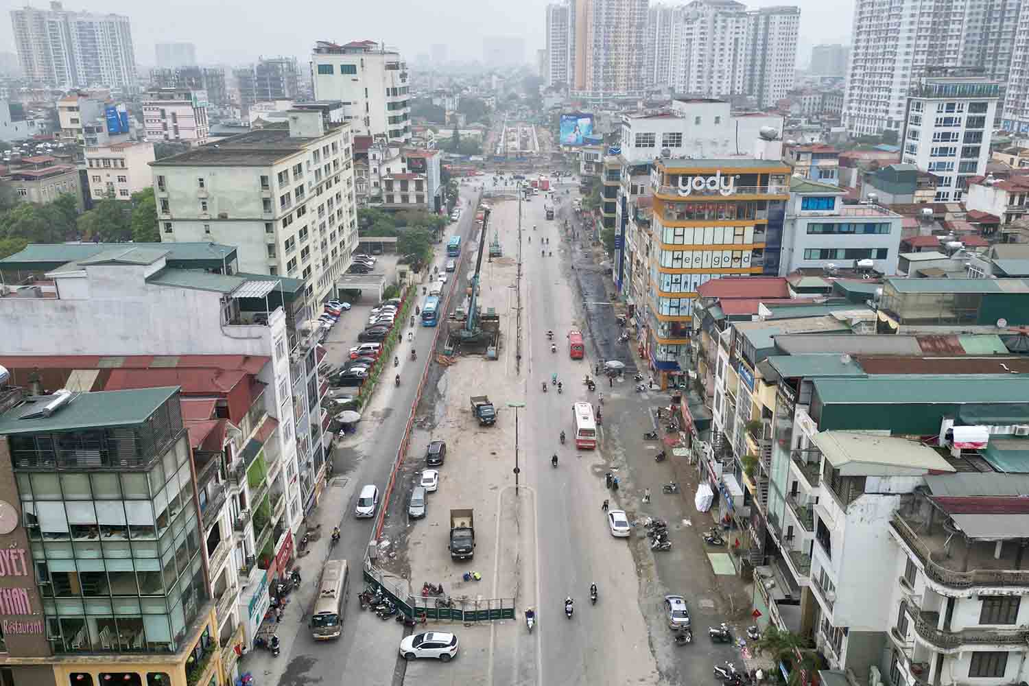 Hà Nội cấm xe tải qua đường Kim Đồng phục vụ thi công hầm chui- Ảnh 1.