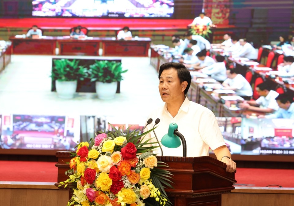 Giám đốc Sở NN&PTNT TP Nguyễn Xuân Đại trình bày báo cáo tại hội nghị.