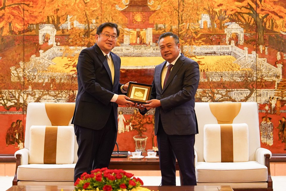 Chủ tịch UBND TP Hà Nội Trần Sỹ Thanh tiếp Đại sứ Malaysia tại Việt Nam Dato’ Tan Yang Thai.