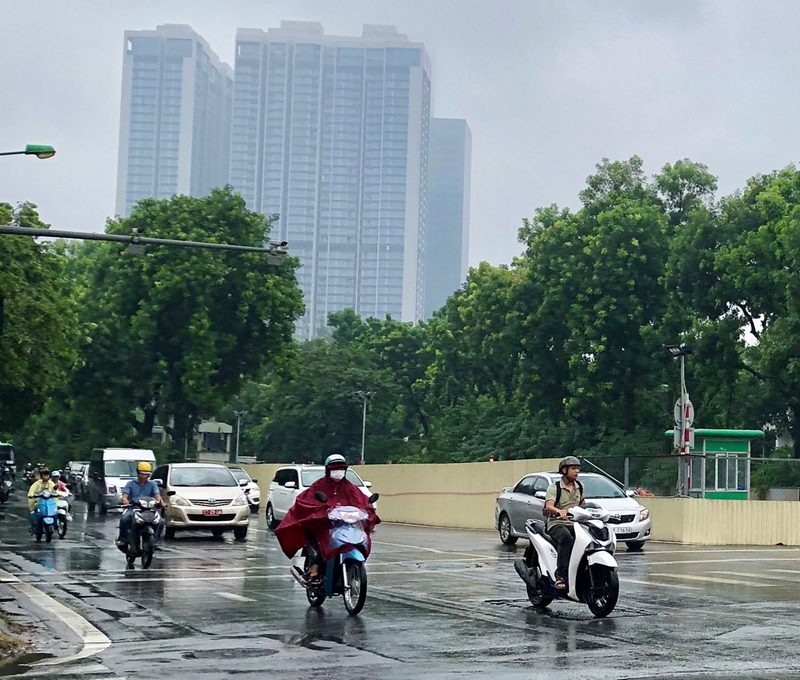 Hanoi continues to have thunderstorms, the weather is cool - Vietnam.vn