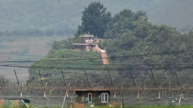 Trạm gác của quân đội Triều Tiên (phía trên) và Hàn Quốc (phía dưới) được nhìn từ khu vực biên giới liên Triều ở thành phố Paju (Hàn Quốc). Nguồn: TTXVN