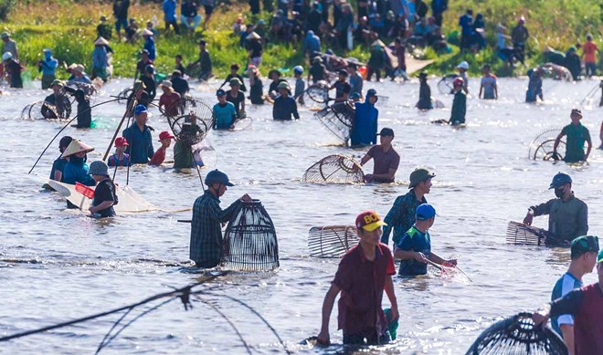 Hàng nghìn người tranh nhau bắt cá dưới đầm rộng ven núi Hồng Lĩnh