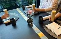 Khách ăn chay tại khách sạn Kahala ở Yokohama uống nước trái cây và ăn mận ngâm như một bữa ăn. (Ảnh: Nikkei Asia) 