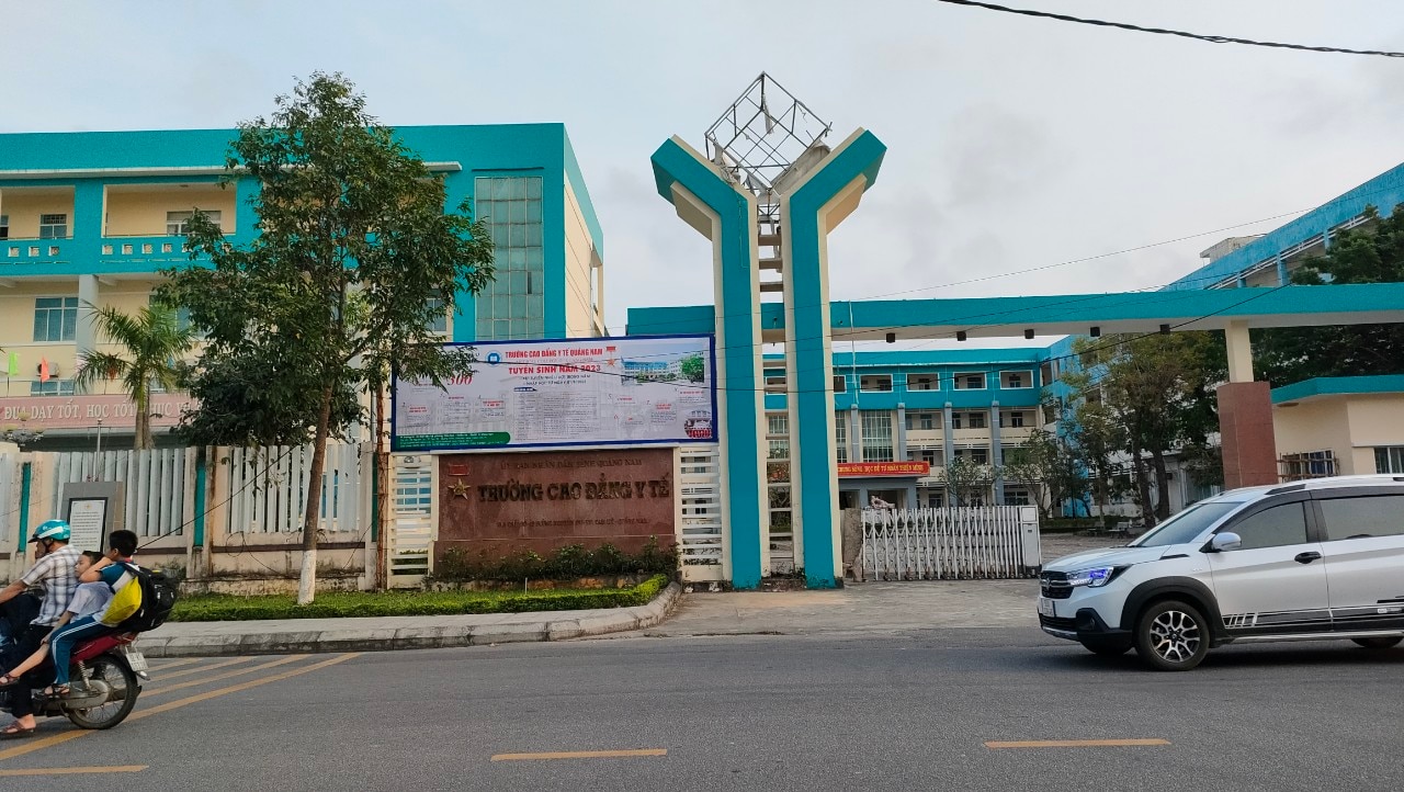 Hiệu trưởng bị khởi tố, Trường CĐ Y tế Quảng Nam chờ  người ký bằng tốt nghiệp - Ảnh 1.
