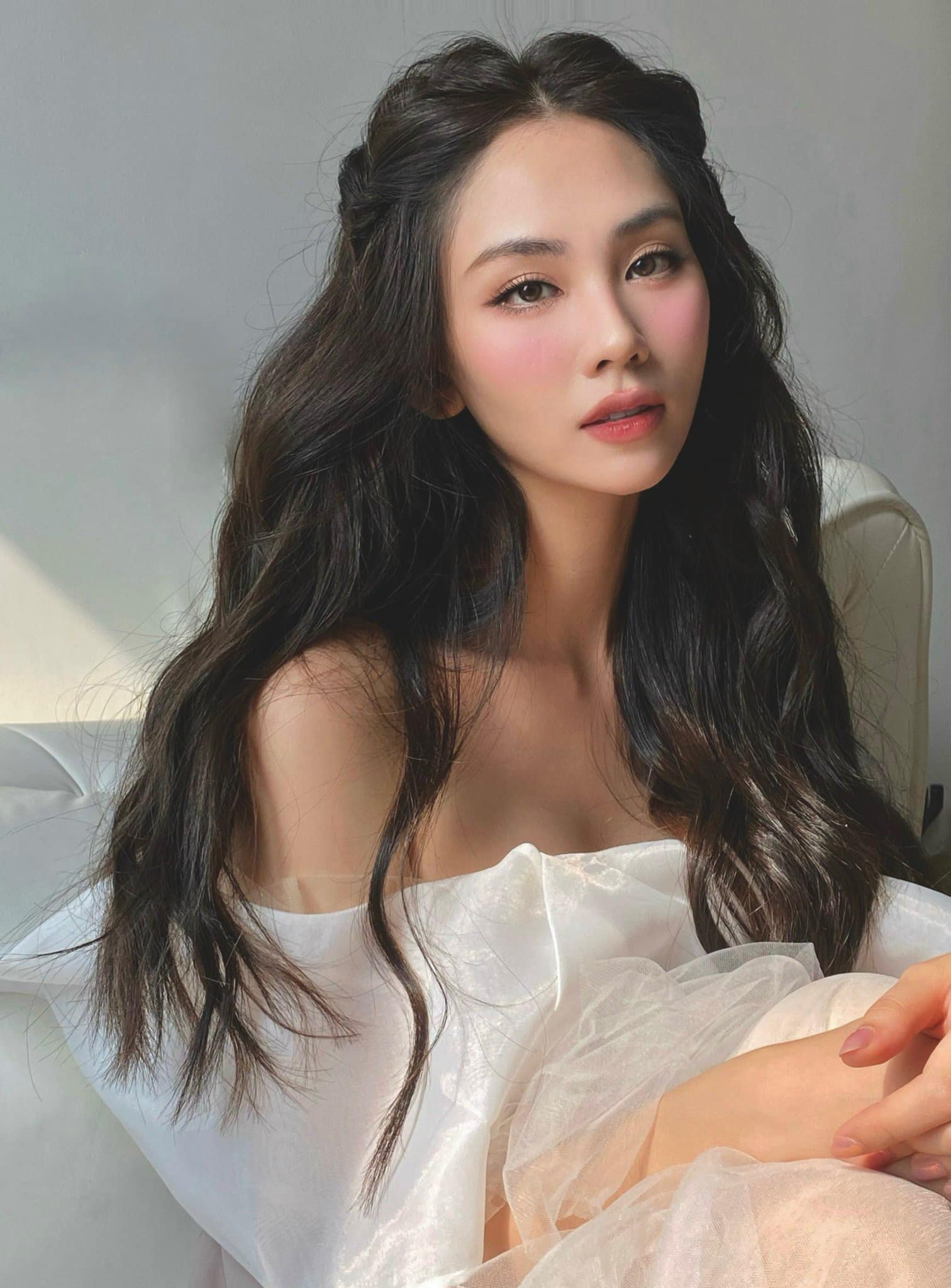 Hoa hậu Mai Phương bất ngờ nhận 