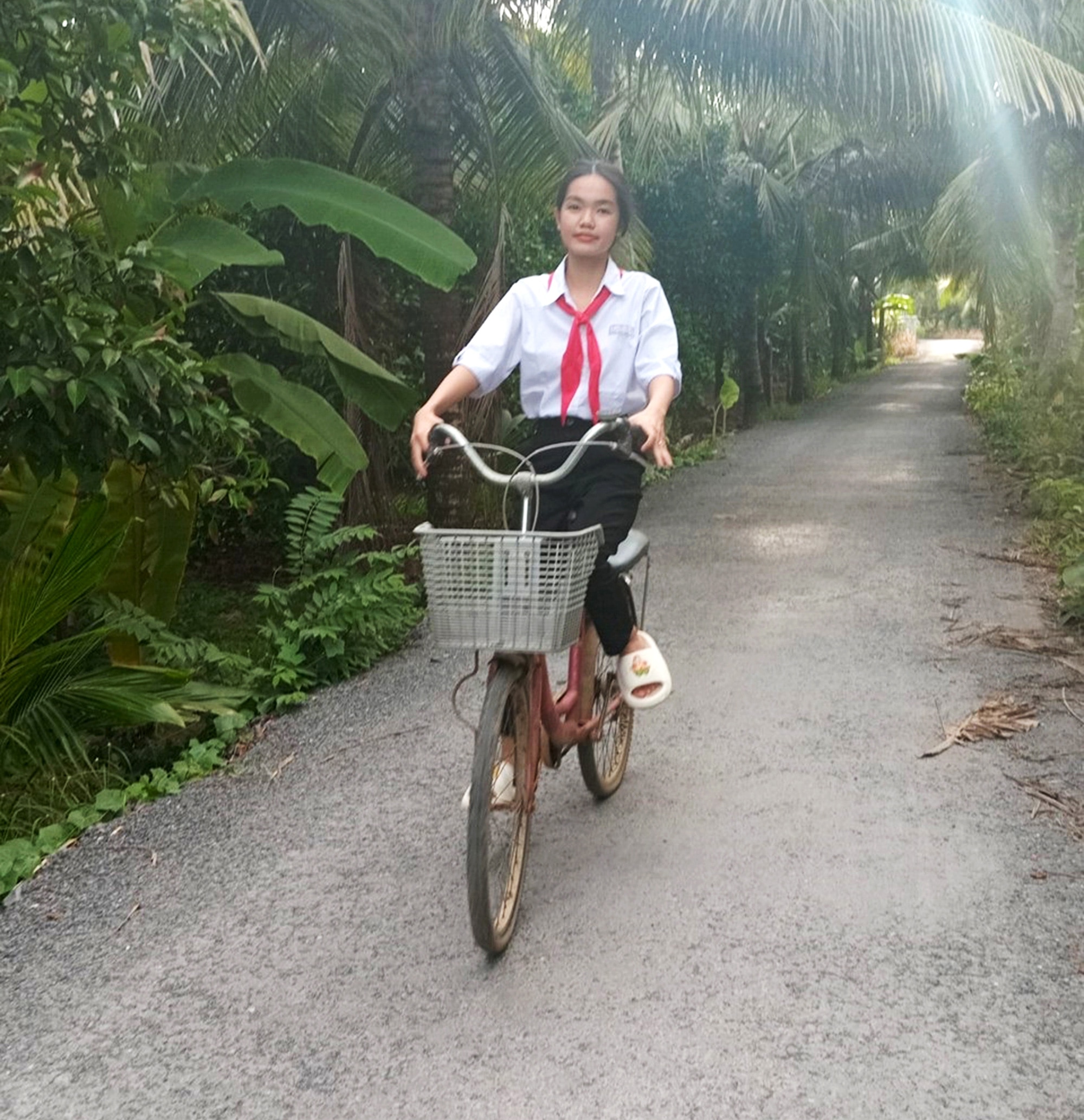 Chiếc xe đạp đồng hành cùng Nguyễn Khánh Ngân mỗi ngày đến trường là món quà được nhà hảo tâm thương tặng - Ảnh: VĂN DỰ