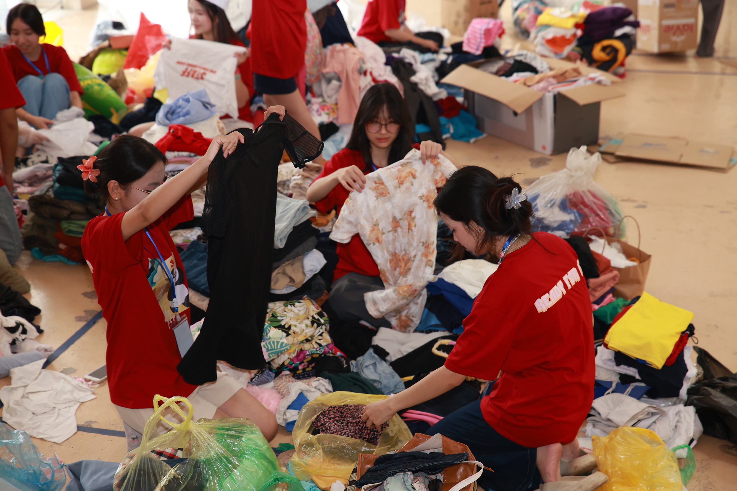 Học sinh Hà Nội thu gom hơn 3,6 tấn giấy, 2 tấn quần áo cũ nhằm lan tỏa ý thức bảo vệ môi trường- Ảnh 1.