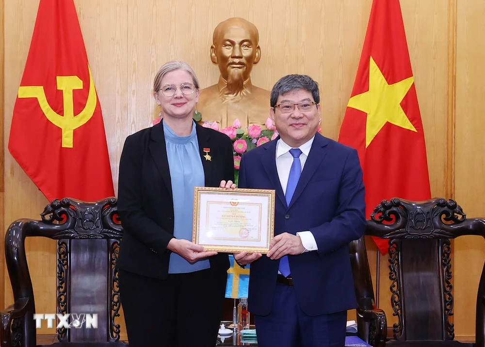 Học viện Chính trị Quốc gia Hồ Chí Minh tặng Kỷ niệm chương cho Đại sứ ...