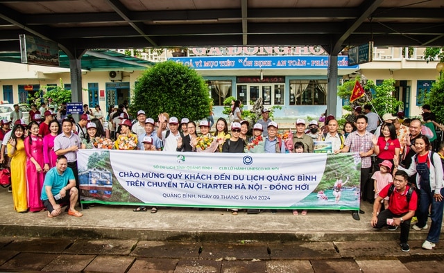 Hơn 300 khách đến Quảng Bình bằng tàu charter - Ảnh 1.