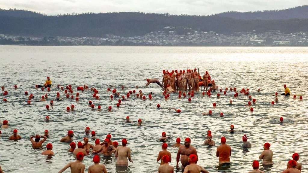 Hơn 3.000 người bơi khỏa thân trong biển giá lạnh- Ảnh 1.