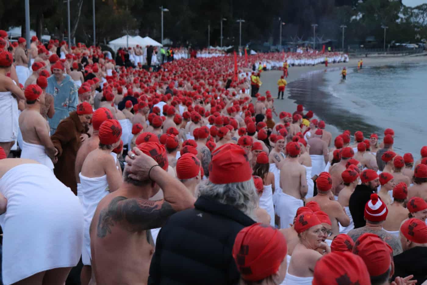 Hơn 3.000 người bơi khỏa thân trong biển giá lạnh- Ảnh 2.