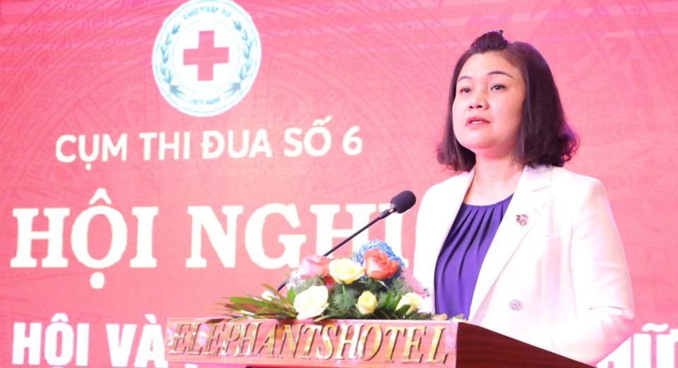 Bà H'Yim Kđoh, Phó Chủ tịch UBND tỉnh Đắk Lắk phát biểu tại Hội nghị giao công tác Chữ Thập đỏ Cụm thi đua số 6 các tỉnh Duyên Hải Miền Trung và Tây Nguyên 6 tháng đầu năm 2024
