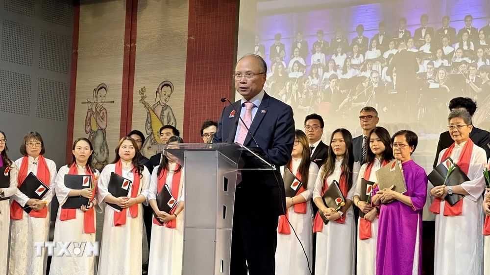 Đại sứ Việt Nam tại Pháp Đinh Toàn Thắng phát biểu tại lễ kỷ niệm. (Ảnh: Nguyễn Thu Hà/TTXVN)