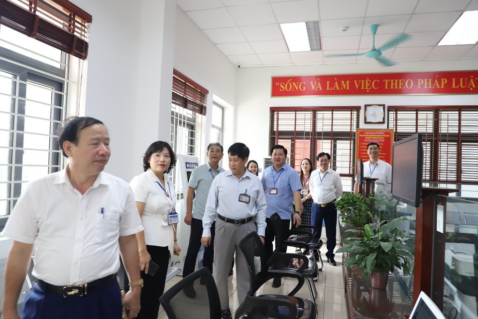 Đoàn kiểm tra công vụ của TP kiểm tra thực tế tại bộ phận một cửa của thị trấn Thường Tín