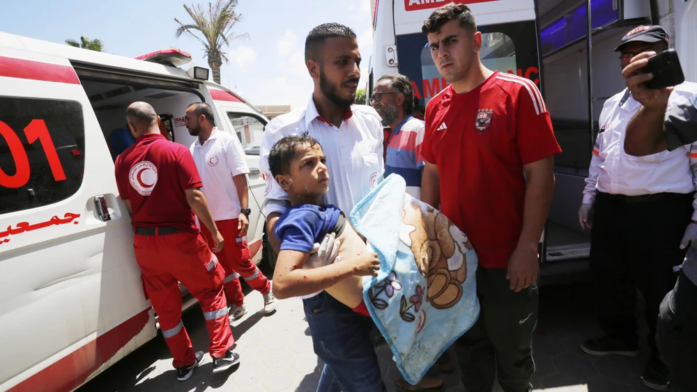 Trẻ em Palestine bị thương trong đợt không kích. Ảnh: ARAB NEWS