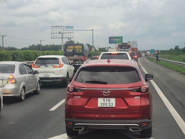 Kẹt xe kinh hoàng trên tuyến cao tốc TPHCM - Long Thành và Quốc lộ 51 ảnh 1