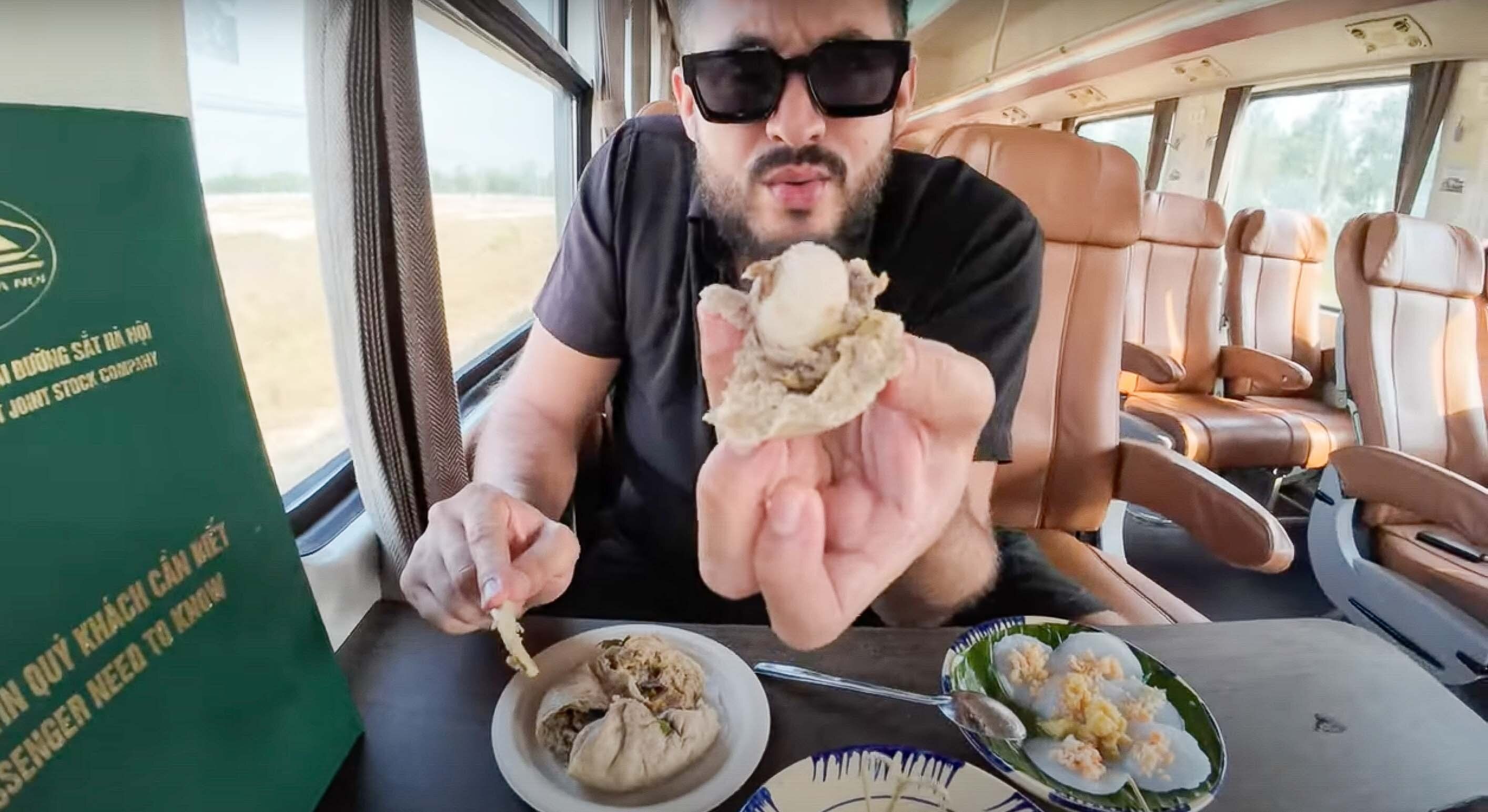 Khách Tây mê đắm ẩm thực Việt trên hành trình trải nghiệm tàu du lịch 5 sao đến Đà Nẵng