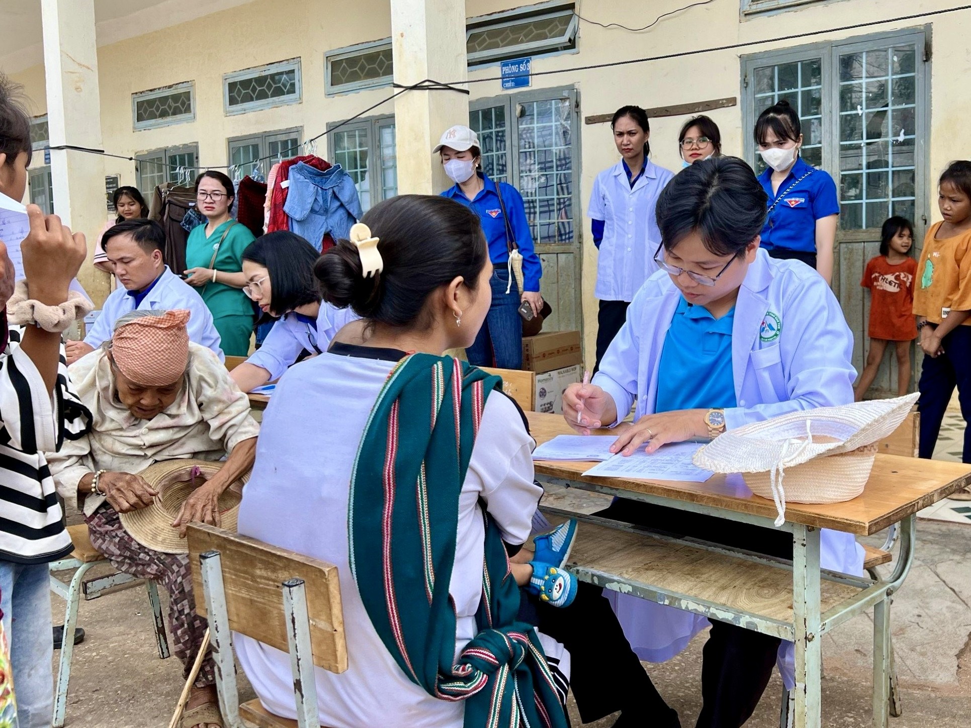Khám chữa bệnh, cấp thuốc miễn phí cho hàng trăm người dân tại Kon Tum ảnh 2