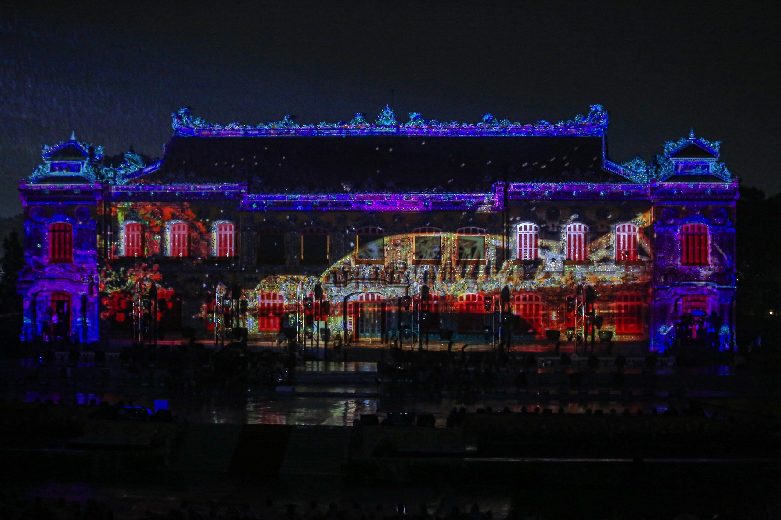 Khán giả và nghệ sĩ đội mưa, đắm chìm trong đêm nhạc Trịnh Công Sơn tại điện Kiến Trung- Ảnh 1.
