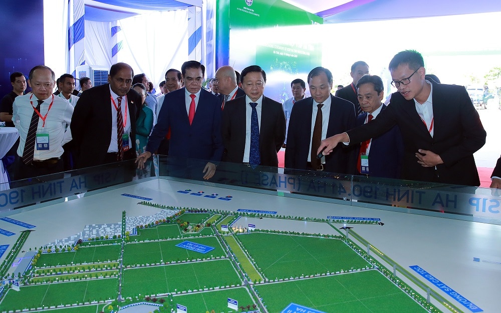 Phó Thủ tướng Trần Hồng Hà và các đại biểu nghe giới thiệu về kế hoạch xây dựng giai đoạn 1 của Khu công nghiệp VSIP Hà Tĩnh với diện tích 190 ha và tổng vốn đầu tư hạ tầng trên 1.500 tỷ đồng