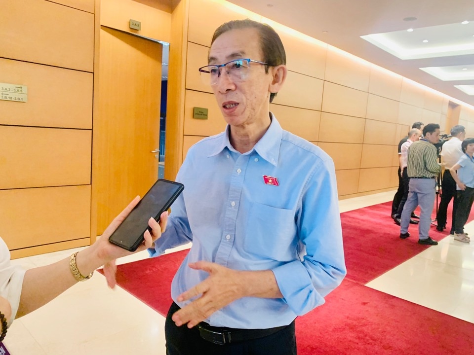 Đại biểu Trần Hoàng Ngân (Đoàn đại biểu Quốc hội TP Hồ Chí Minh) trao đổi với báo chí bên hành lang Quốc hội. Ảnh: Hồng Thái