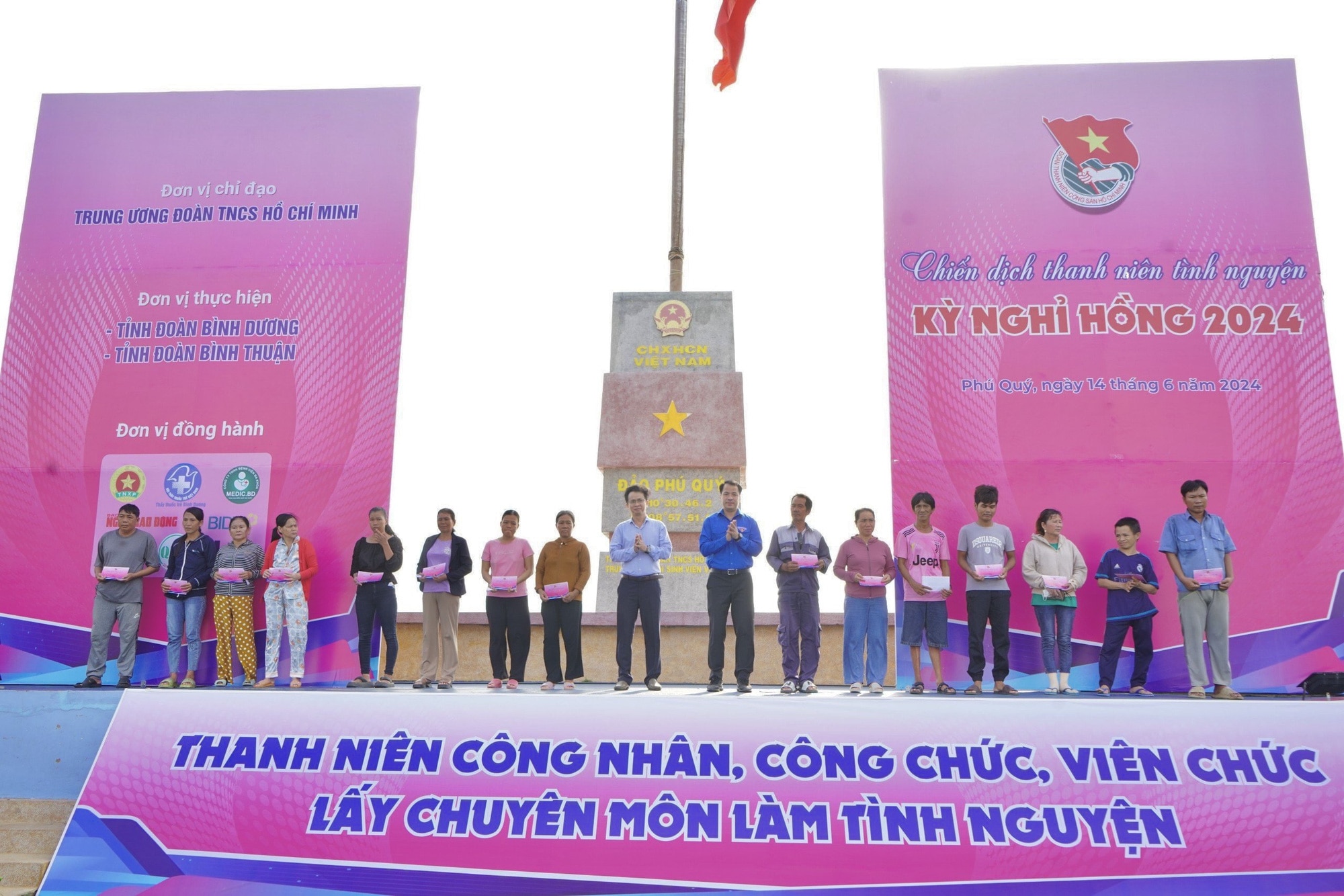 Hoạt động tặng quà cho người dân đảo Phú Quý trong chiến dịch Kỳ nghỉ hồng 2024 - Ảnh: Trung ương Đoàn