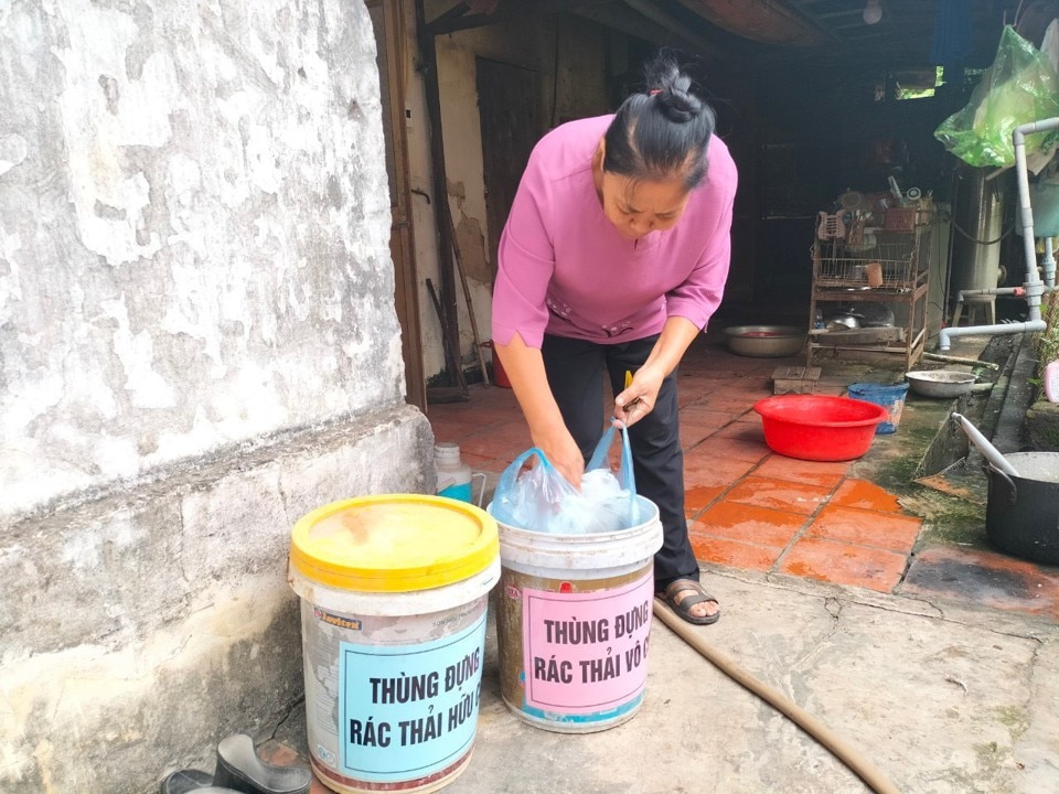 Phụ nữ xã Phù Linh, huyện Sóc Sơn thực hiện phân loại rác tại hộ gia đình