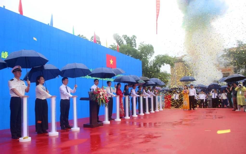 Các đại biểu thực hiện nghi thức Lễ công bố mở chính thức cặp cửa khẩu song phương Hoành Mô (Việt Nam) - Động Trung (Trung Quốc) tại cửa khẩu Hoành Mô (Bình Liêu, Quảng Ninh, Việt Nam).