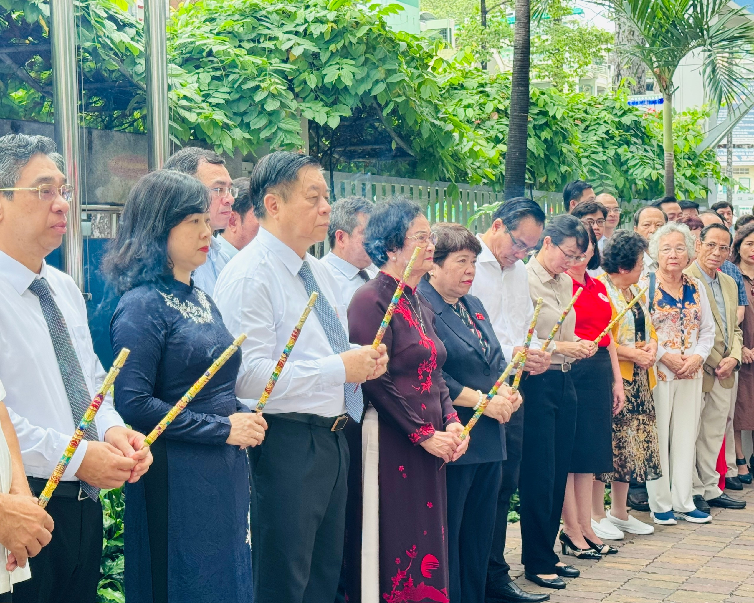 Các đại biểu thắp hương tưởng niệm giáo sư, bác sĩ Nguyễn Văn Thủ