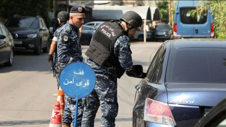  Cảnh sát Lebanon kiểm tra tại một trạm kiểm soát gần Đại sứ quán Mỹ ở Awkar. Ảnh: CBS