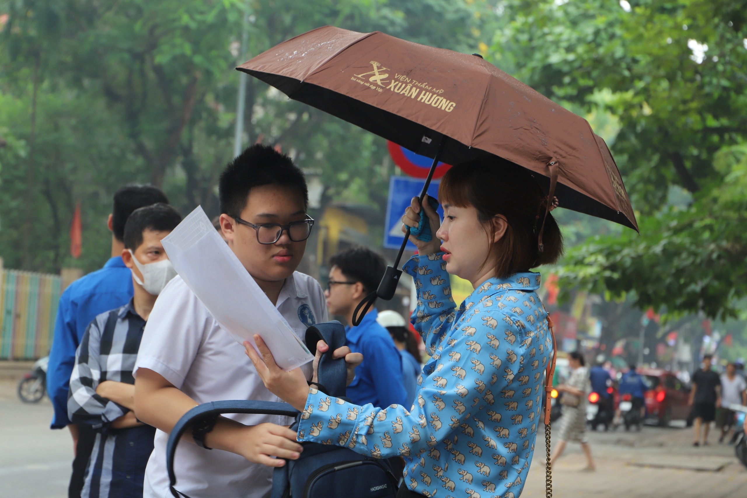 Thi vào 10 Hà Nội: Lo tắc đường, phụ huynh chở con đến trường thi trước 2 tiếng- Ảnh 1.