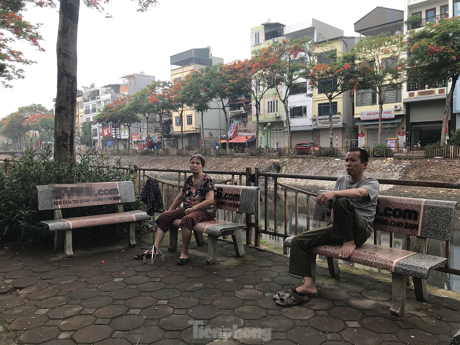 Loạt ghế đá ven sông ở Hà Nội bị sơn tên web cờ bạc ảnh 1