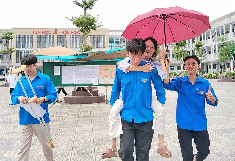 MC Khánh Vy hào hứng đồng hành với các tình nguyện viên "Tiếp sức mùa thi" ảnh 1
