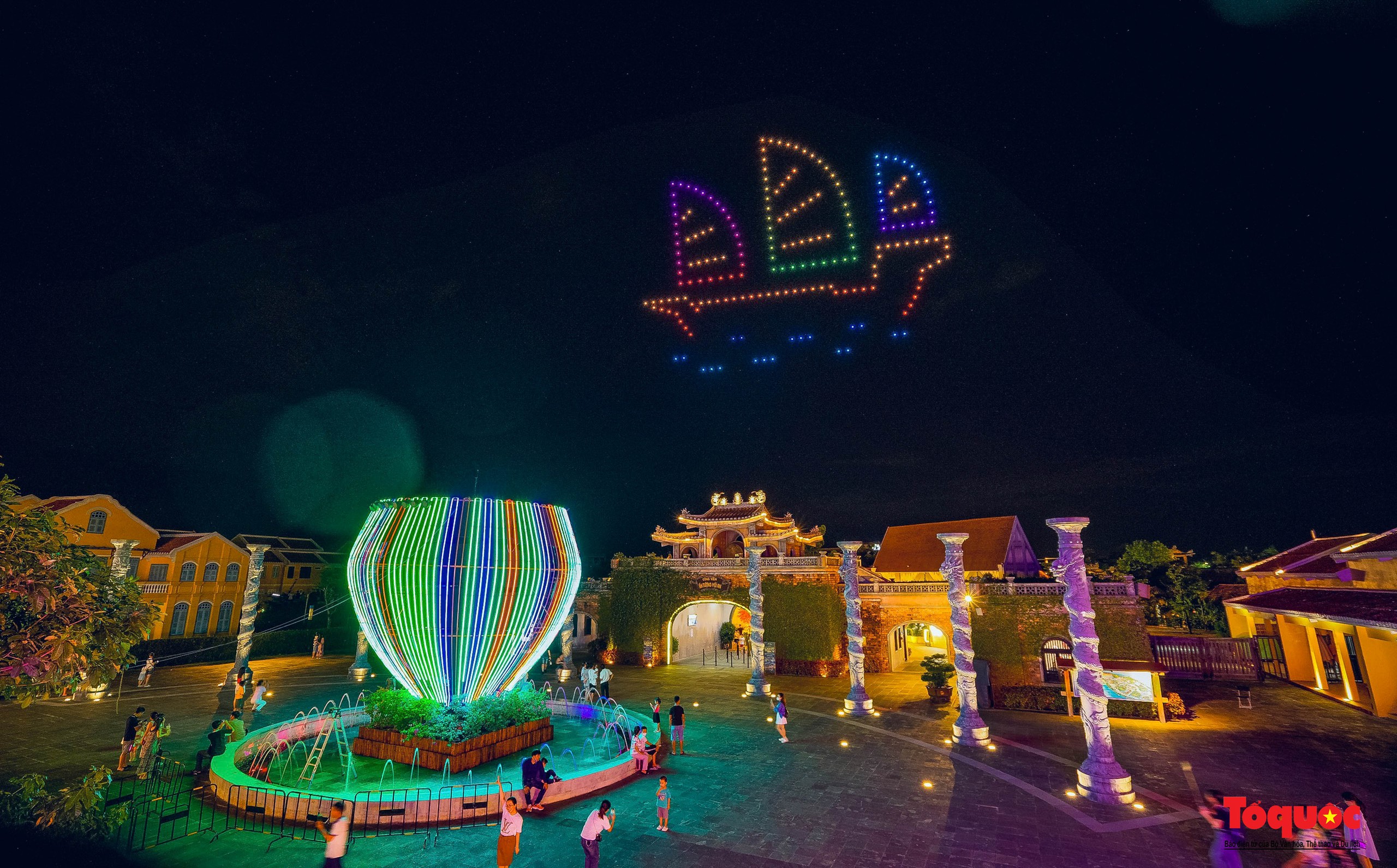 Mãn nhãn màn trình diễn ánh sáng drone light “Thắp sáng bầu trời” ở Hội An - Ảnh 1.