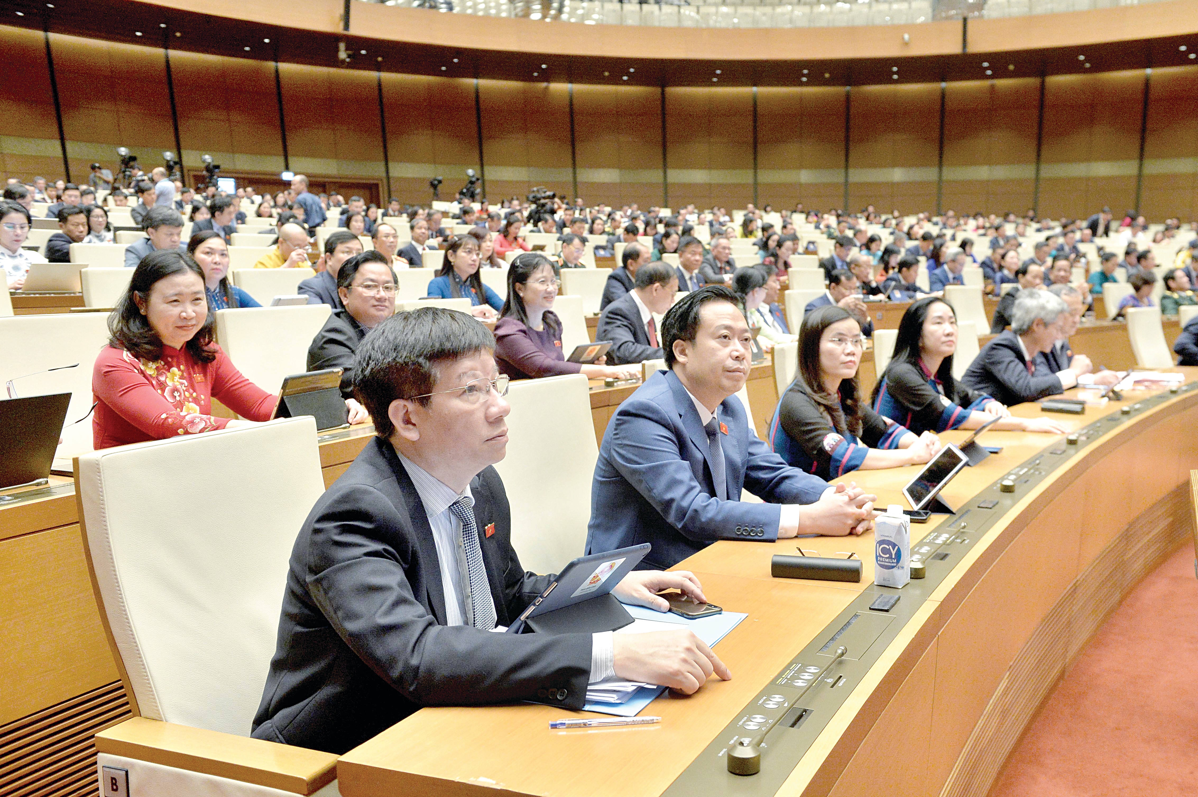 Đại biểu Quốc hội biểu quyết thông qua Nghị quyết Kỳ họp thứ Bảy, Quốc hội Khóa XV 	Ảnh: Hồ Long
