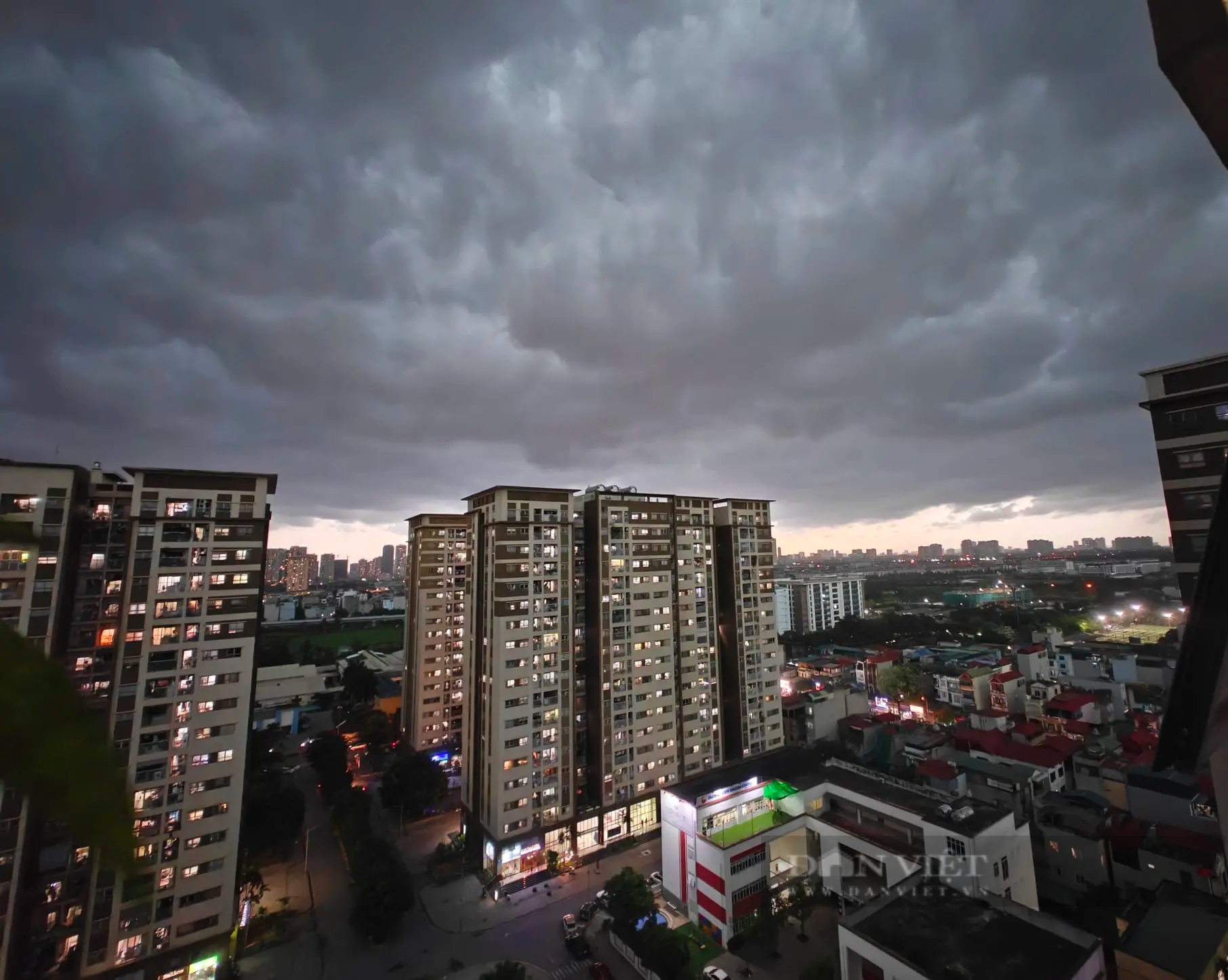 Một đám mây đối lưu lớn đang di chuyển vào khu vực nội thành, Hà Nội sắp có mưa dông?- Ảnh 1.