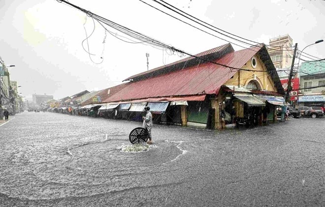 Mưa lớn, chợ Thủ Đức hóa thành chợ nổi, các dự án chống ngập chưa hiệu quả