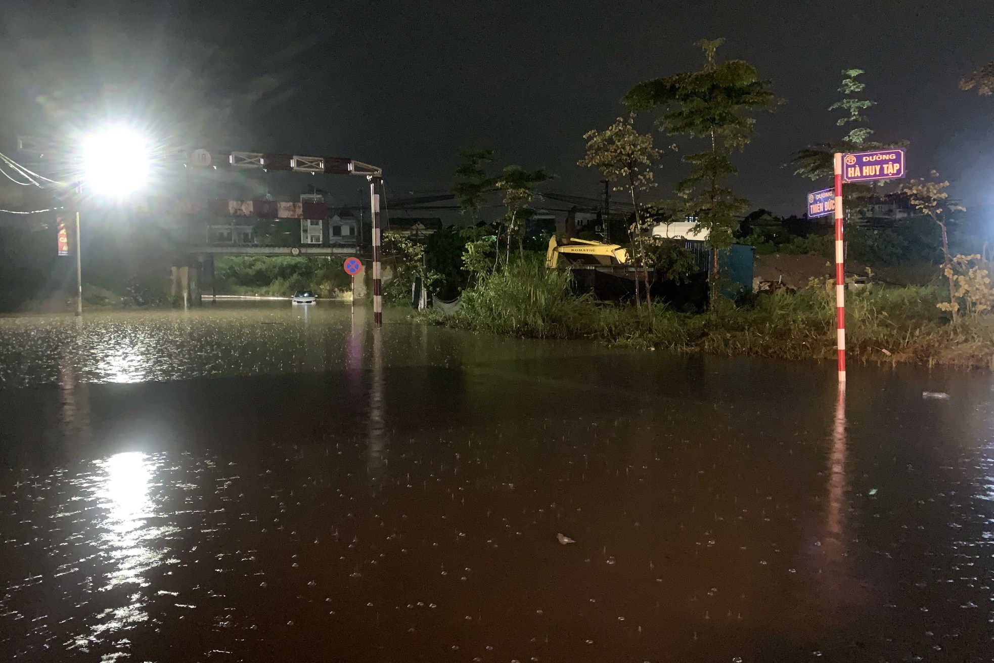 Mưa như trút nước, đường phố Hà Nội ngập sâu trong đêm ảnh 10